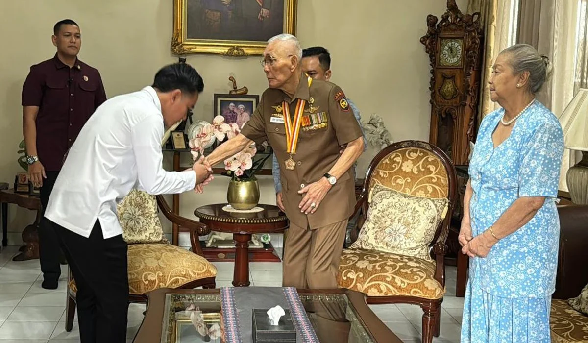 Gibran Tunjukkan Rasa Hormat Dengan Antar Undangan HUT RI ke Try Sutrisno