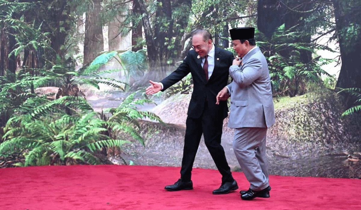 Presiden Prabowo Disambut Hangat PM Anwar Ibrahim di KTT ASEAN
