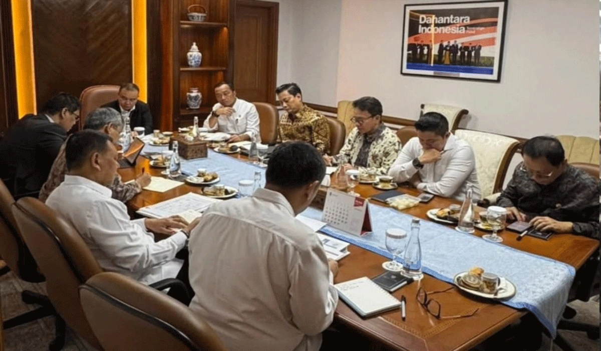 Seskab Teddy Hadiri Rapat Strategis Bersama Pejabat Tinggi Negara